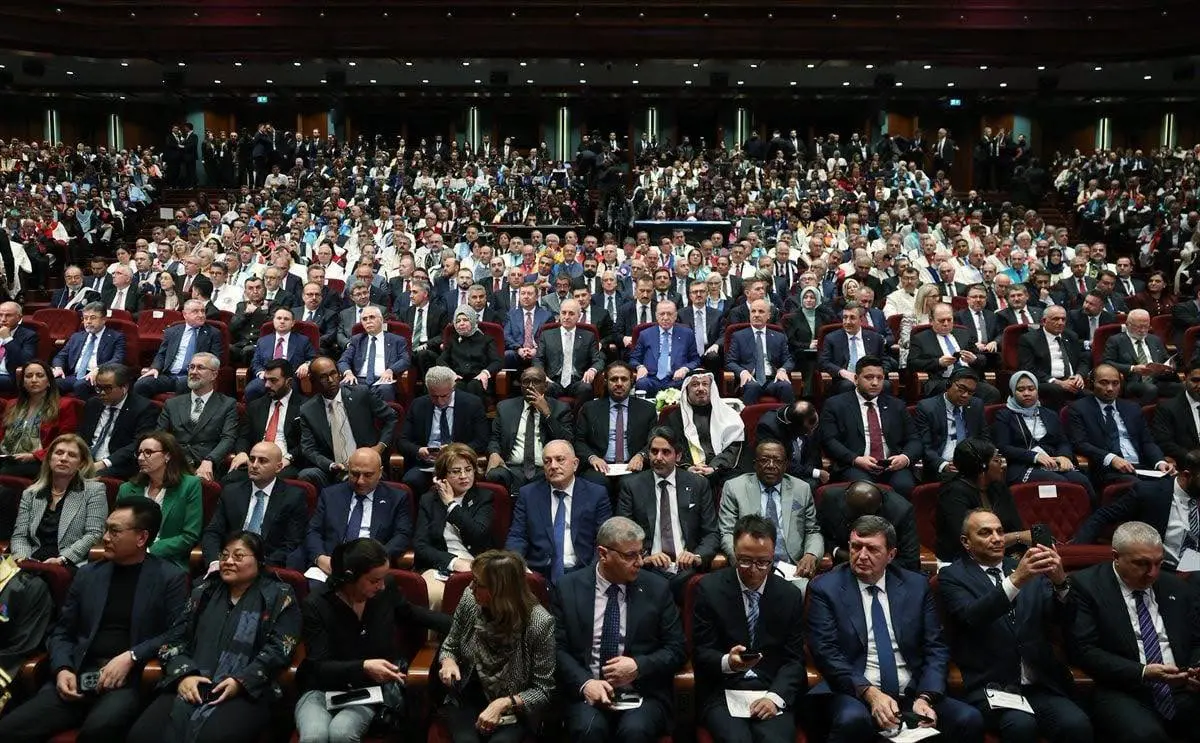 bir veya daha fazla kişi, takım elbise ve kalabalık görseli olabilir