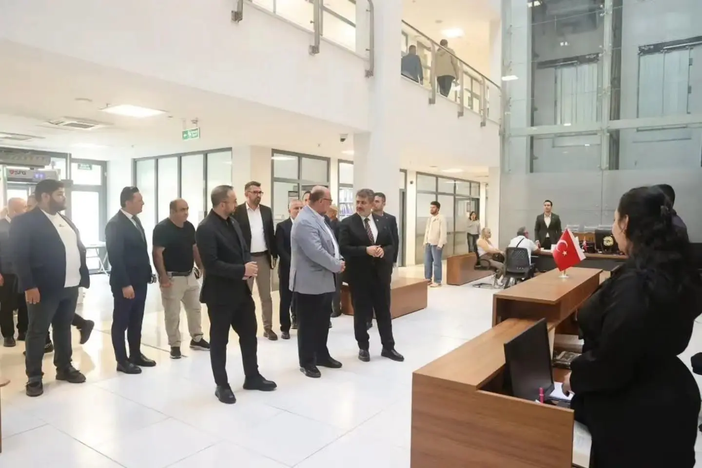 bir veya daha fazla kişi ve ışık görseli olabilir