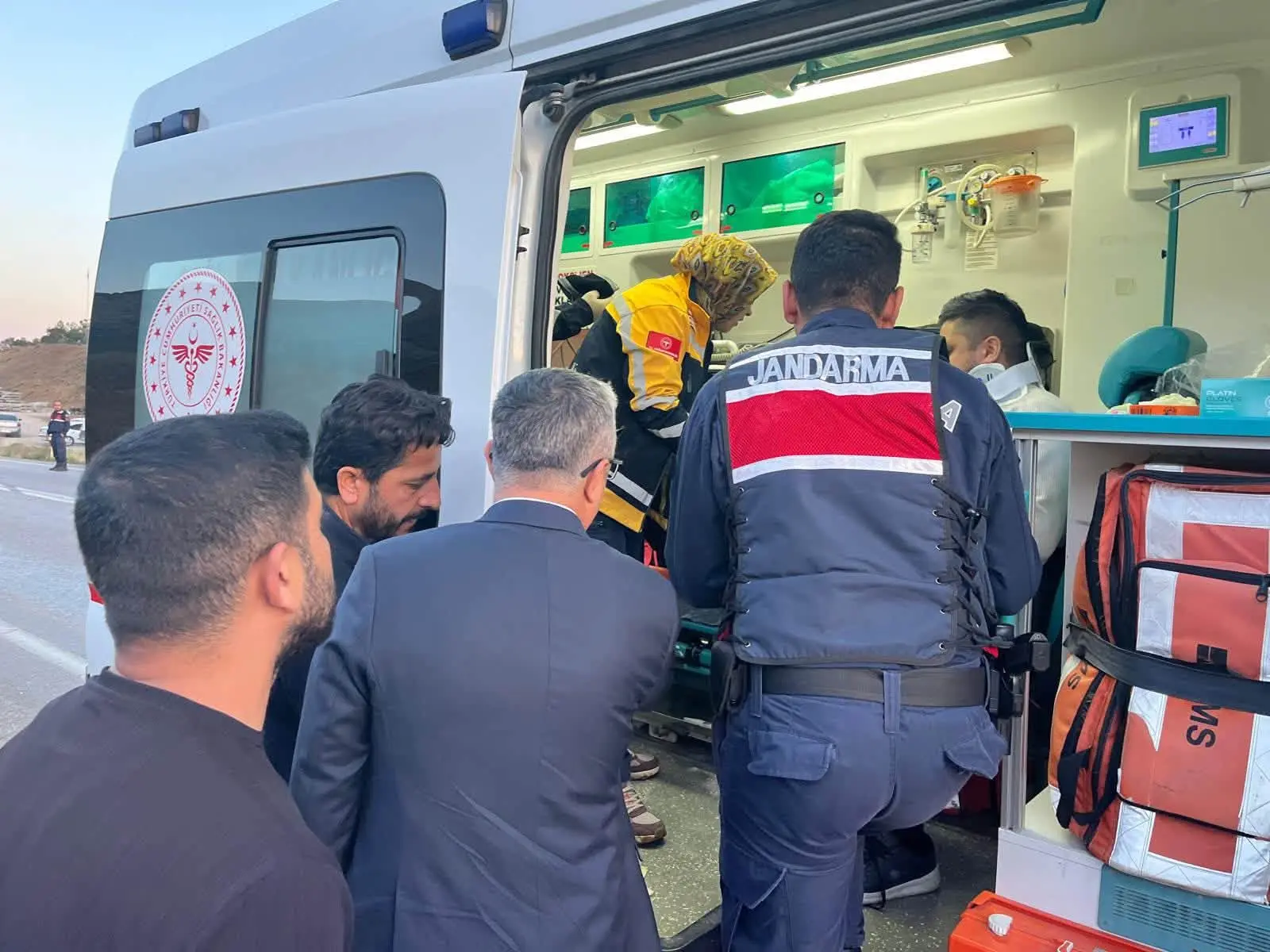 ambulans, hastane ve yazı görseli olabilir