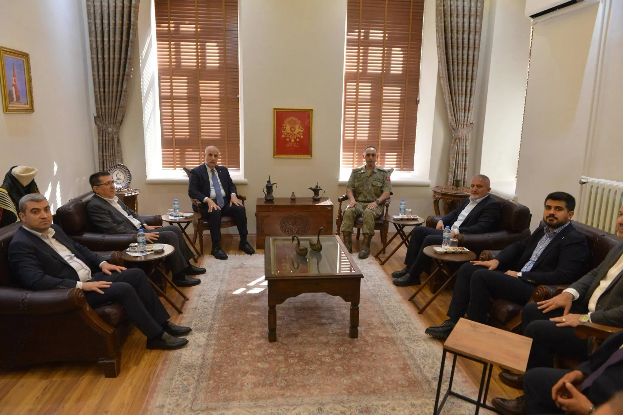 bir veya daha fazla kişi, Oval Ofis ve yazı görseli olabilir
