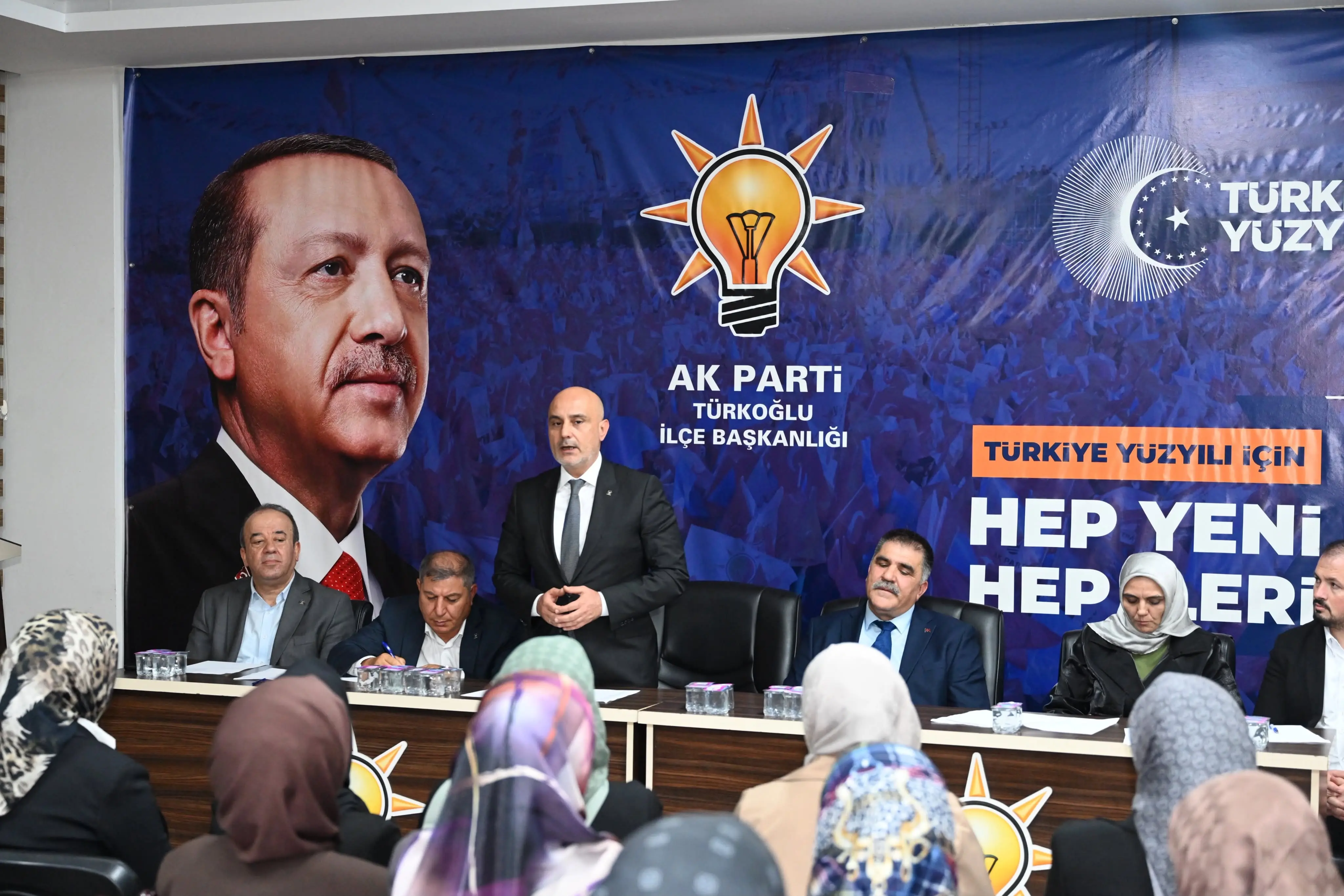 kürsü ve yazı görseli olabilir
