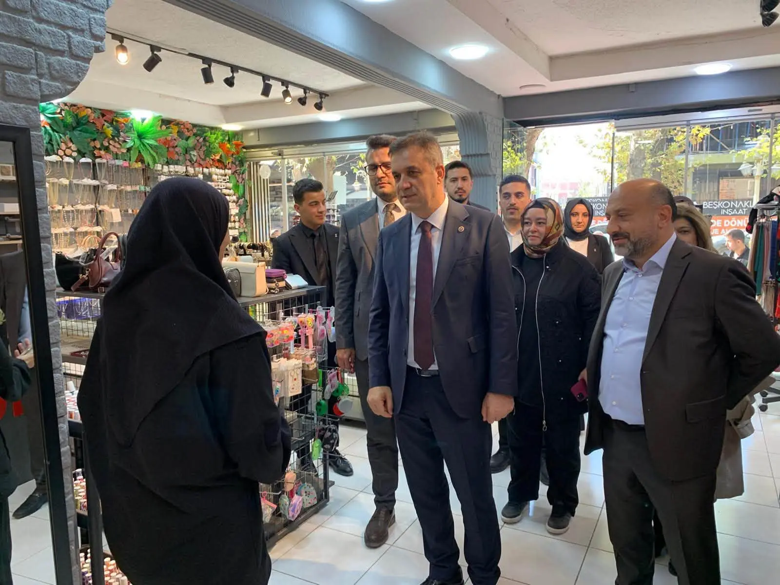 bir veya daha fazla kişi ve yazı görseli olabilir